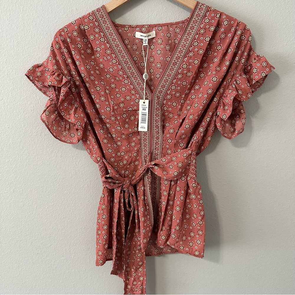 NWT Max Studio Clay/Floral Ruffle Sleeves V-Neck Tie Side Blouse Size XS - Picture 2 of 13